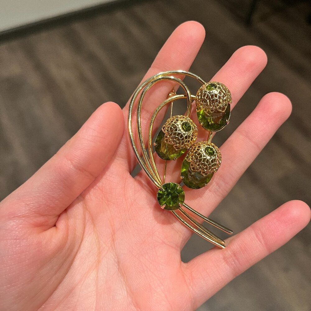 sarah coventry grape brooch with excellent condition signed vintage item